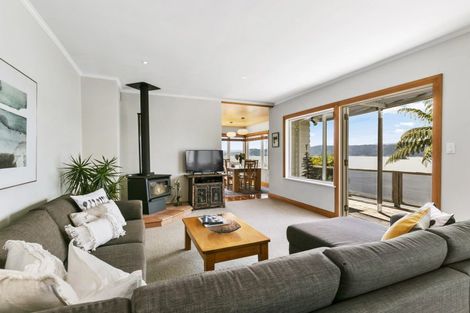 Photo of property in 29 Fortification Road, Karaka Bays, Wellington, 6022