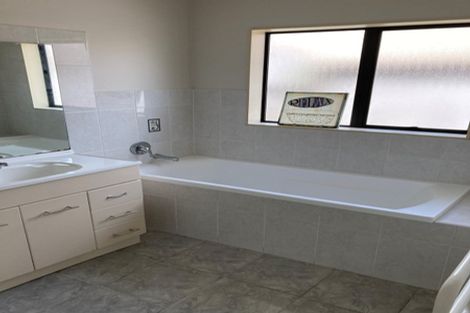 Photo of property in 5 Burton's Drive, Swanson, Auckland, 0614
