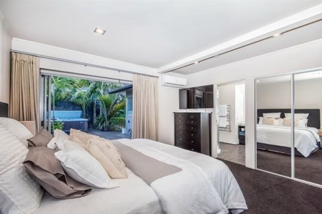 Photo of property in 42 Ravenwood Drive, Forrest Hill, Auckland, 0620