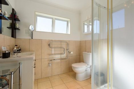 Photo of property in 16 James Nairn Grove, Riverstone Terraces, Upper Hutt, 5018