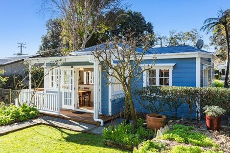 Photo of property in 10 Kowhai Street, Eastbourne, Lower Hutt, 5013