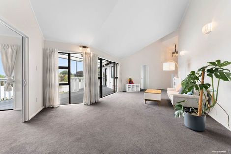 Photo of property in 4 Raphael Place, West Harbour, Auckland, 0618