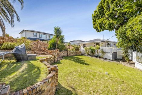 Photo of property in 35 Nikau Street, New Lynn, Auckland, 0600