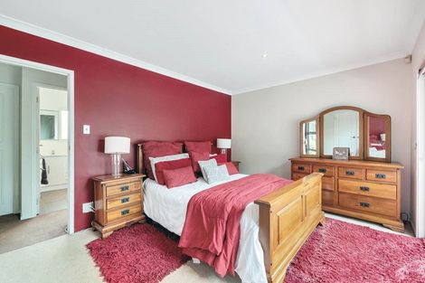 Photo of property in 2 Hollyhock Place, Browns Bay, Auckland, 0630