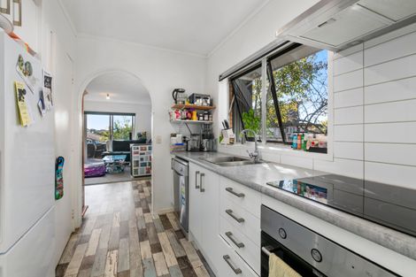 Photo of property in 2/309 Wairau Road, Totara Vale, Auckland, 0627