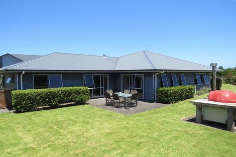 Photo of property in 32 Victoria Street, Coromandel, 3506