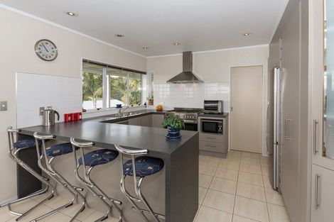 Photo of property in 140 Kaipara Road, Papakura, 2582