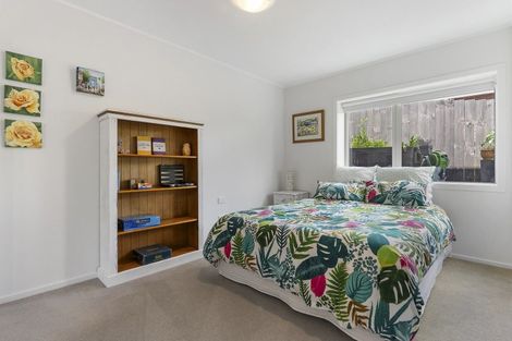 Photo of property in 2/46 Sunset Road, Unsworth Heights, Auckland, 0632