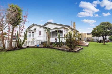 Photo of property in 14 Sandspit Road, Waiuku, 2123