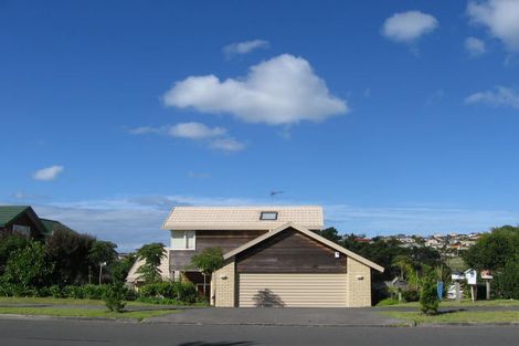 Photo of property in 2/51 Unsworth Drive, Unsworth Heights, Auckland, 0632