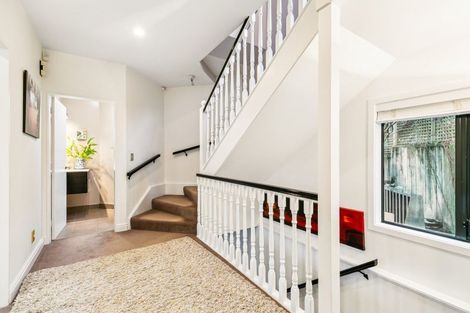 Photo of property in 2/67 Bolton Street, Kelburn, Wellington, 6012