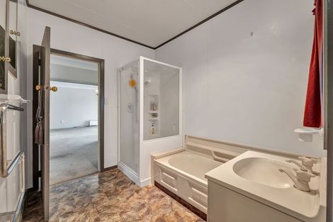 Photo of property in 111 Pioneer Road, Moturoa, New Plymouth, 4310