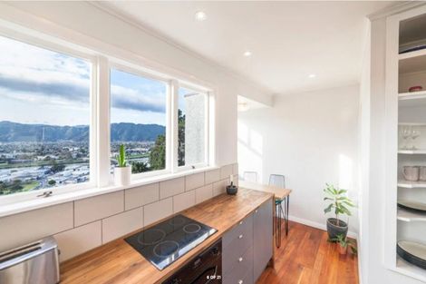 Photo of property in 27 Miromiro Road, Normandale, Lower Hutt, 5010