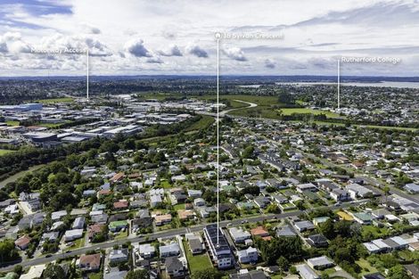 Photo of property in 2/18 Sylvan Crescent, Te Atatu South, Auckland, 0610