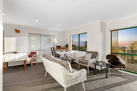 Photo of property in 1a Lobelia Rise, Goodwood Heights, Auckland, 2105