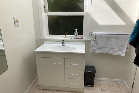 Photo of property in 31 Cave Road, Houghton Bay, Wellington, 6023