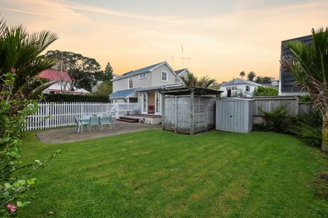 Photo of property in 1/14 Beach Road, Northcote Point, Auckland, 0627