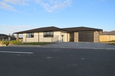 Photo of property in 2 Paapaka Way, Waiuku, 2123
