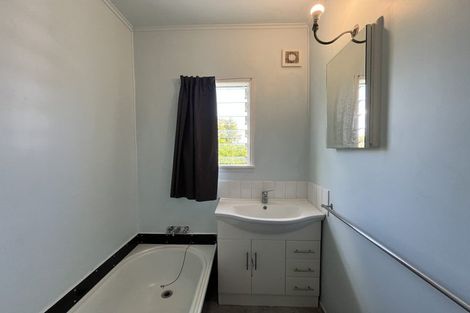 Photo of property in 64 Sylvan Crescent, Te Atatu South, Auckland, 0610