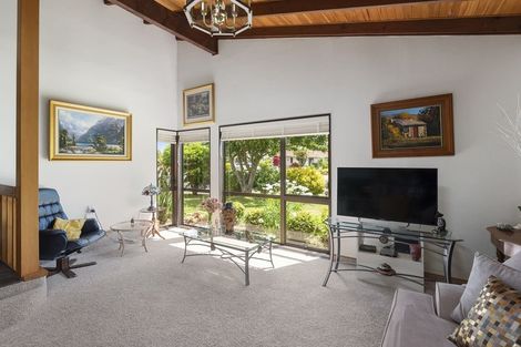 Photo of property in 1 Manu Grove, Waikanae, 5036