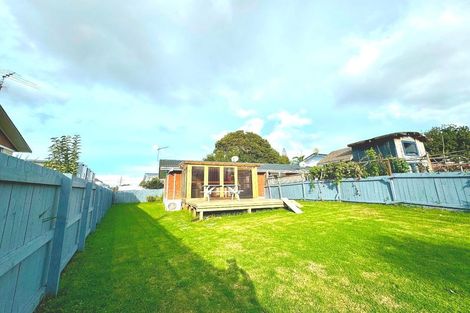Photo of property in 2/102 Lynwood Road, New Lynn, Auckland, 0600
