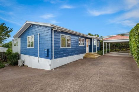 Photo of property in 32 Neil Avenue, Te Atatu Peninsula, Auckland, 0610