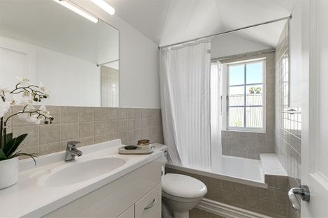 Photo of property in 4 William Bond Street, Stanley Point, Auckland, 0624