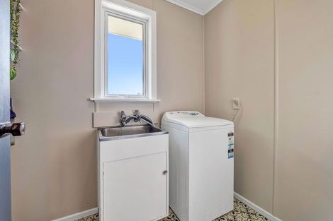 Photo of property in 33 Turakina Street, Merrilands, New Plymouth, 4312