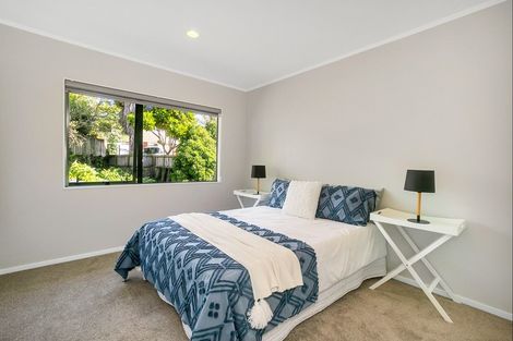 Photo of property in 4 De Havilland Drive, Goodwood Heights, Auckland, 2105