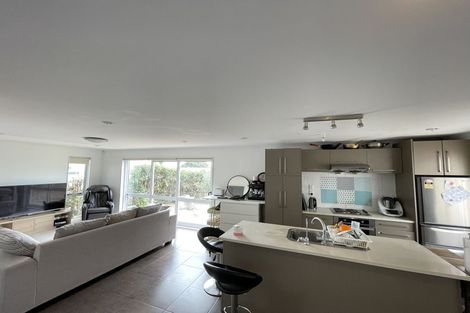 Photo of property in 27 Te Atatu Road, Te Atatu South, Auckland, 0610