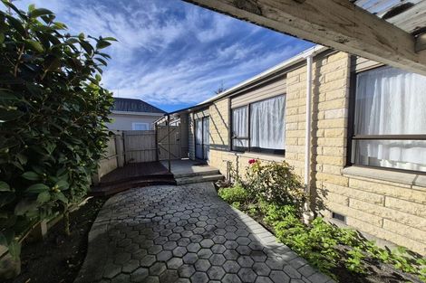 Photo of property in 2/92 North Avon Road, Richmond, Christchurch, 8013