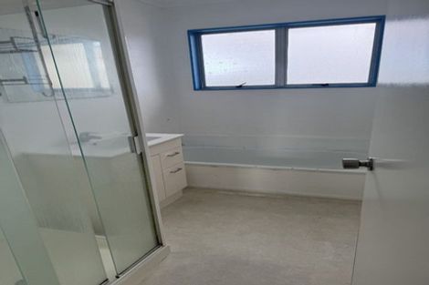 Photo of property in 2/25 Gill Avenue, Te Atatu Peninsula, Auckland, 0610