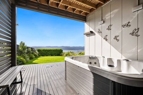 Photo of property in 7 Promontory Crescent, Newlands, Wellington, 6037