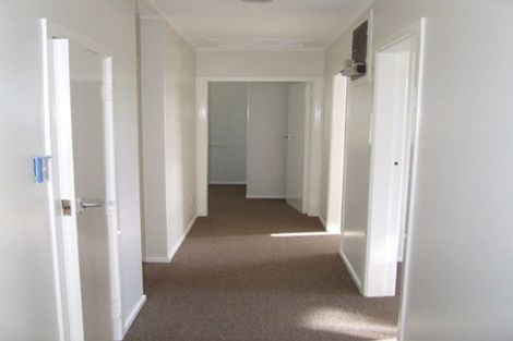 Photo of property in 4 Royston Way, Newlands, Wellington, 6037