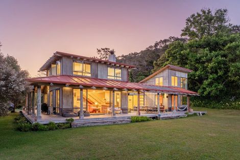 Photo of property in 92 Hahei Beach Road, Hahei, Whitianga, 3591