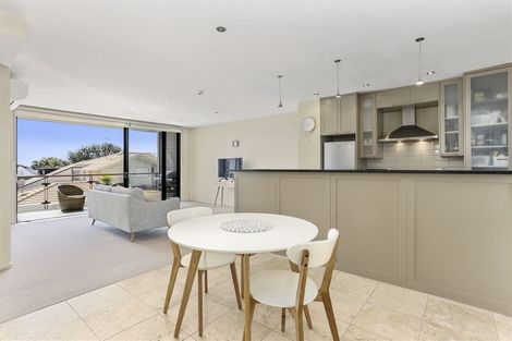 Photo of property in 2a/7 Frieston Road, Milford, Auckland, 0620