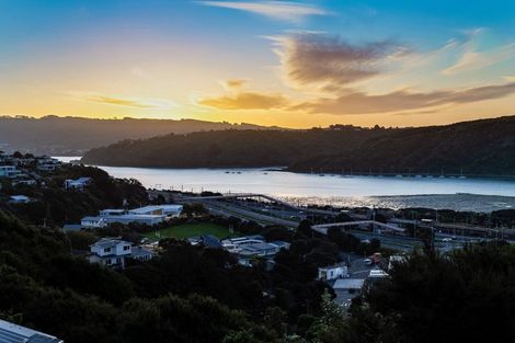 Photo of property in 4 Kahu Road, Paremata, Porirua, 5024