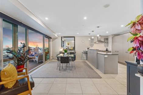 Photo of property in 72 Devonport Road, Tauranga, 3110