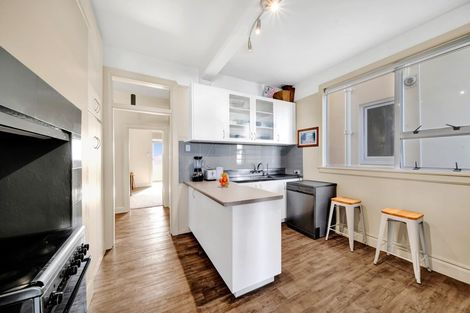 Photo of property in Devonport Apartments, 3/127 Saint Aubyn Street, New Plymouth, 4310