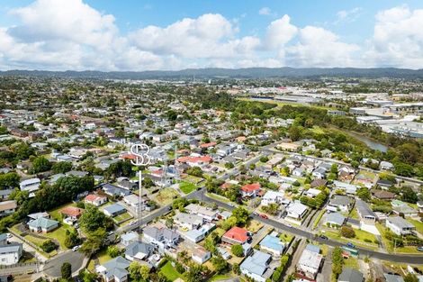 Photo of property in 16 Paton Avenue, Te Atatu South, Auckland, 0610