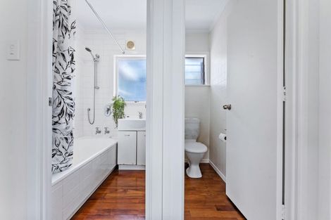 Photo of property in 2/174 East Coast Road, Forrest Hill, Auckland, 0620