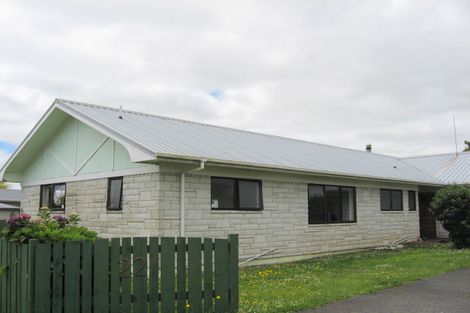 Photo of property in 22 Puriri Road, Pukekohe, 2120