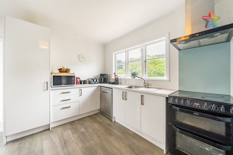 Photo of property in 35 Lees Grove, Wainuiomata, Lower Hutt, 5014