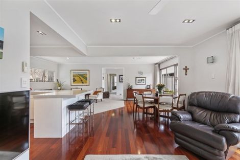 Photo of property in 13 James Evans Drive, Northcote, Auckland, 0627