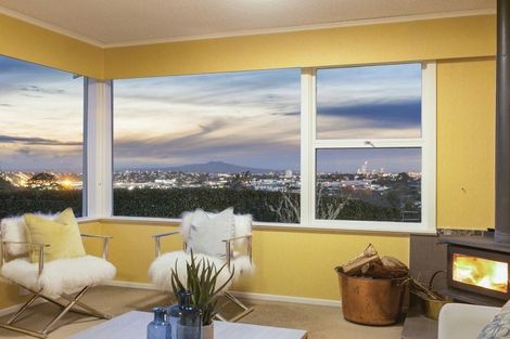 Photo of property in 12 Ross Avenue, Glenfield, Auckland, 0629