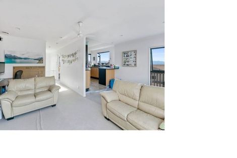 Photo of property in 4 Forbes Lane, Newlands, Wellington, 6037