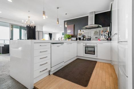 Photo of property in 72 Devonport Road, Tauranga, 3110
