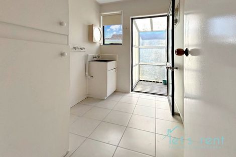 Photo of property in 18 Halloran Place, Massey, Auckland, 0614