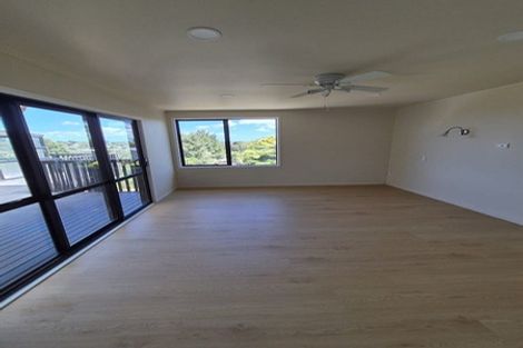 Photo of property in 19 Brunton Place, Glenfield, Auckland, 0629