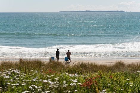 Photo of property in 131 Karewa Parade, Papamoa Beach, Papamoa, 3118